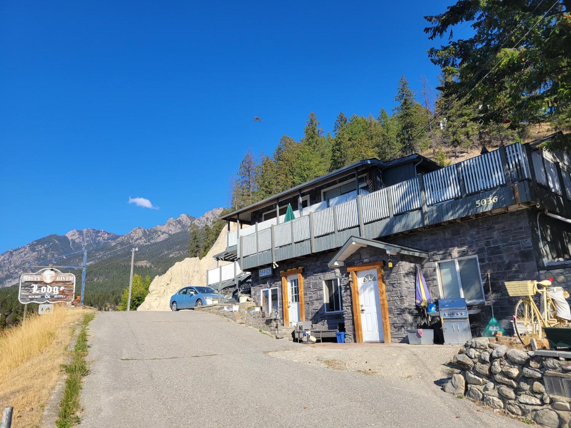 Cross Suite - Mistyriver Lodge Radium Hot Springs Exterior photo