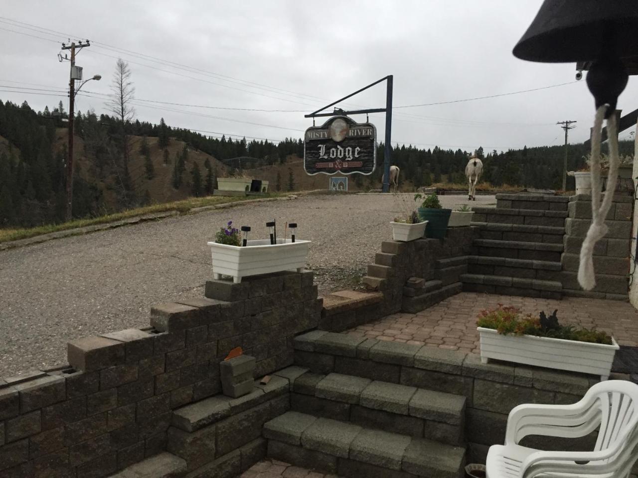 Cross Suite - Mistyriver Lodge Radium Hot Springs Exterior photo